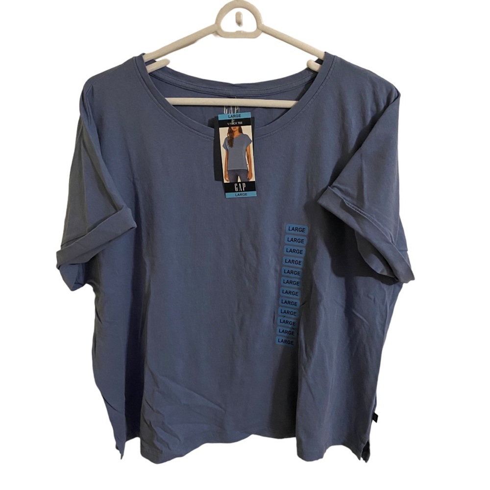 NWT GAP Womens V neck tee
